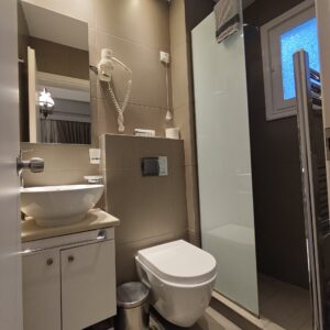 No 12 Triple Room Bathroom