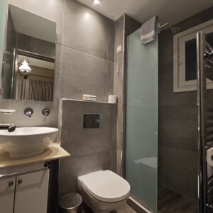 No2 Triple Room Bathroom